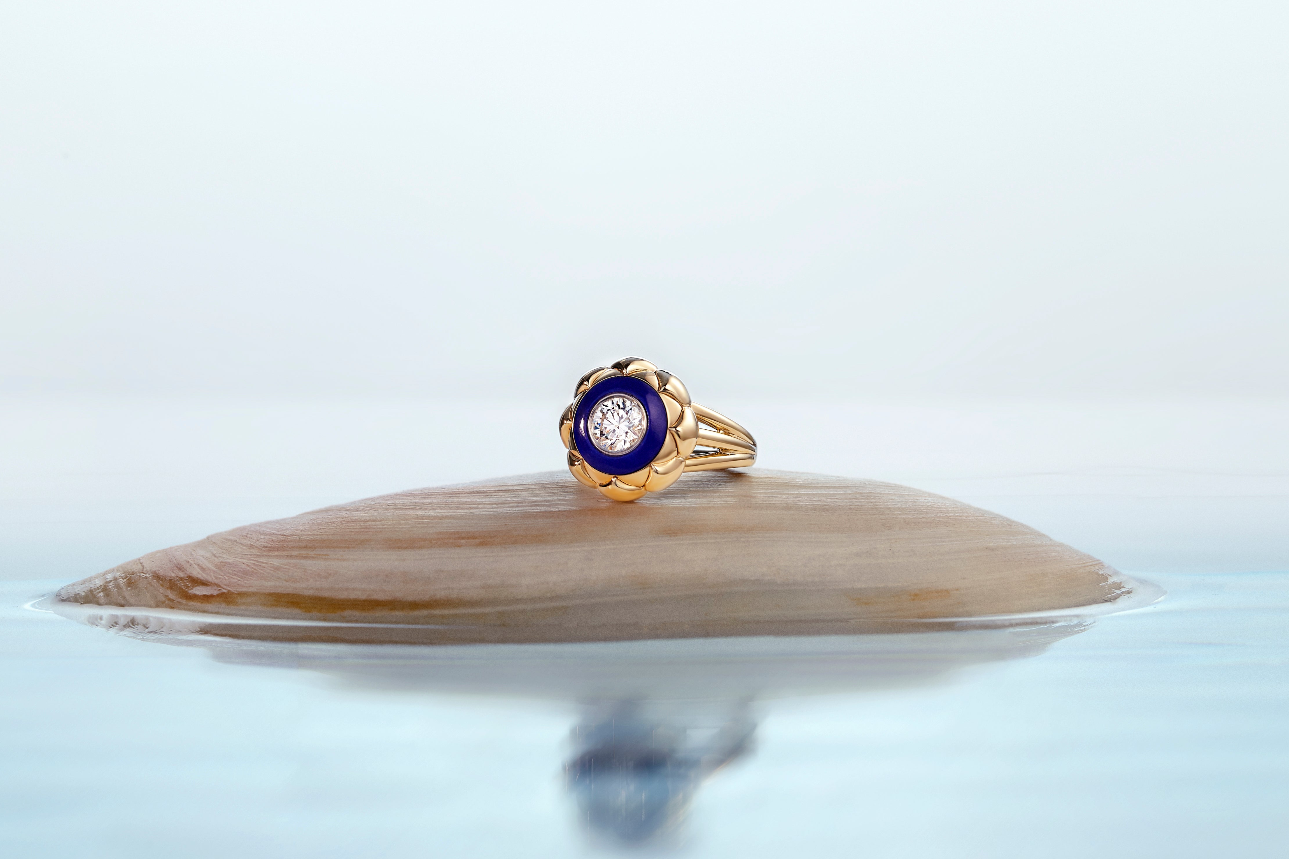 Bespoke 18k gold ring with lapis lazuli and a central diamond by Isabella Roux